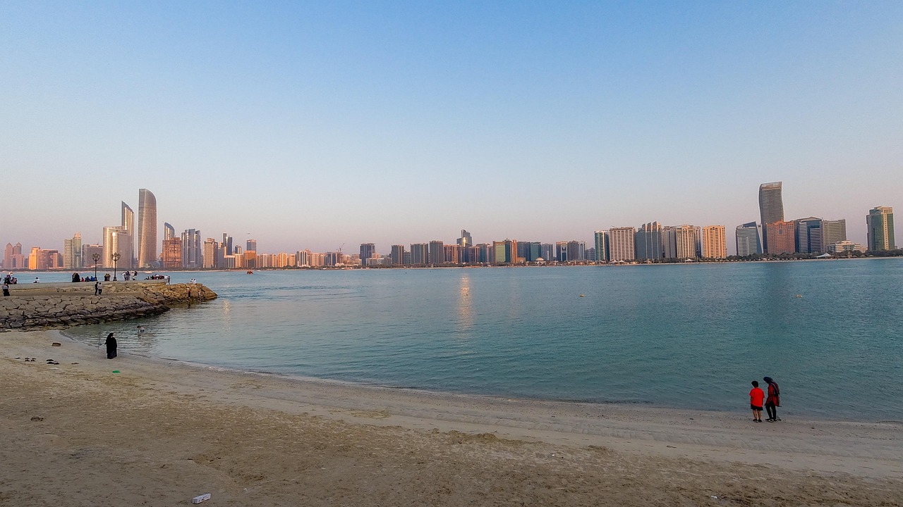 المجلس التنفيذي لأبوظبي يُقرّ حزمة من القرارات تشمل الإسكان والمشاريع المحلية